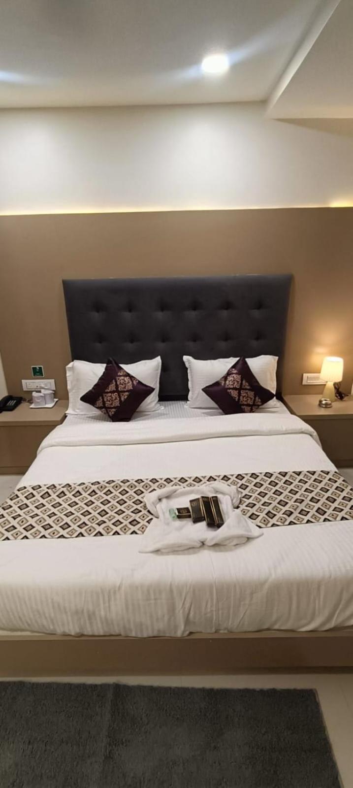 Hotel Royal Square Gandhinagar Zewnętrze zdjęcie