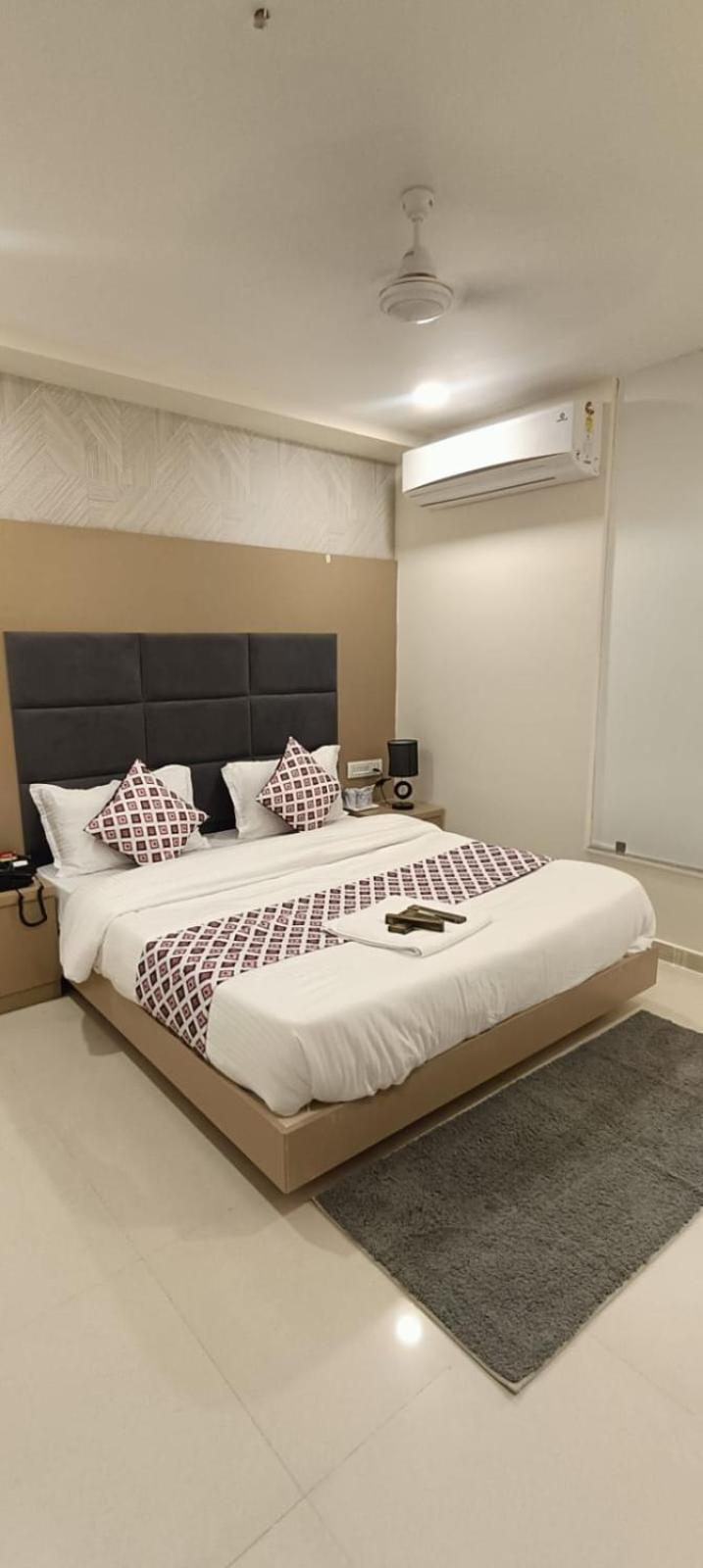 Hotel Royal Square Gandhinagar Zewnętrze zdjęcie