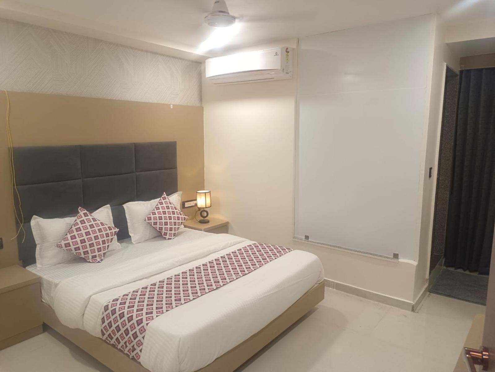 Hotel Royal Square Gandhinagar Zewnętrze zdjęcie