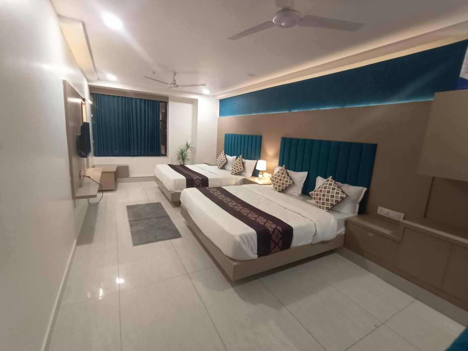 Hotel Royal Square Gandhinagar Zewnętrze zdjęcie