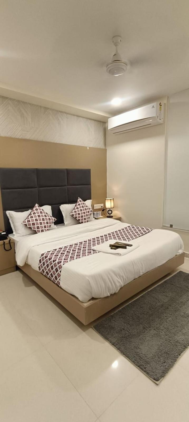 Hotel Royal Square Gandhinagar Zewnętrze zdjęcie